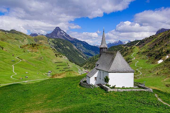 Bergkapelle inmitten der Gebirgslandschaft